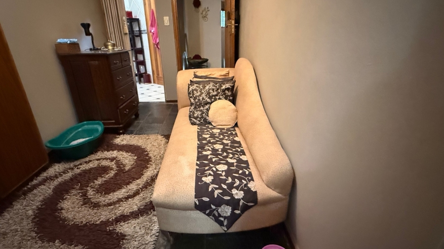 5 Bedroom Property for Sale in Mohadin North West
